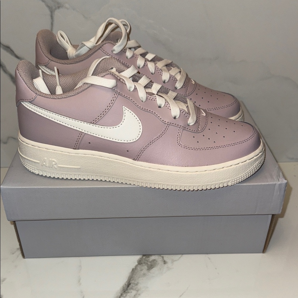 Nike Women's Lavender and White Sneakers youth size 6.5 women’s size 8